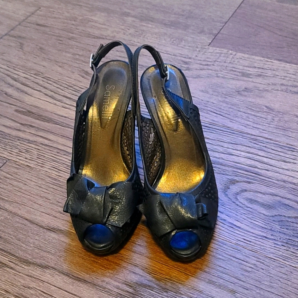 Leather peep toe pumps